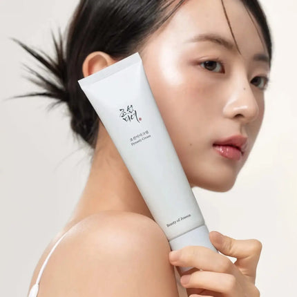 Beauty of Joseon Dynasty Cream 100 ml hydraterende gezichtscrème bij model