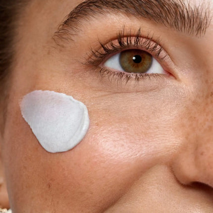 Estée Lauder DayWear Sheer Tint Release Dagcreme aanbrengen op de huid