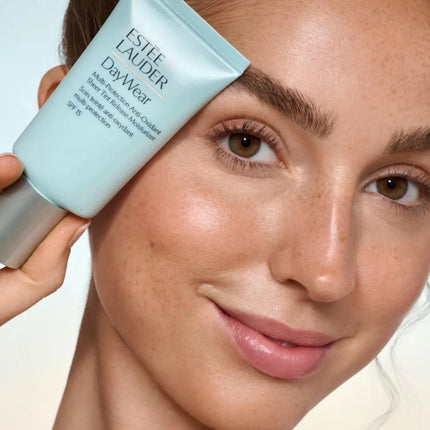 Estée Lauder DayWear Sheer Tint Release Dagcreme bij model met egale huid